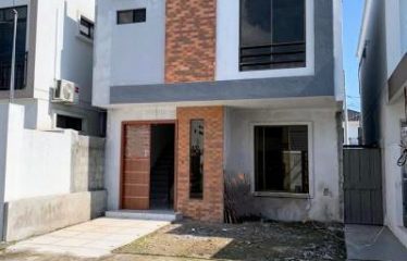 Venta Casa de Estrenó en la Urb. San Antonio con Domótica y Piscina