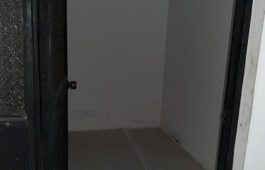 Se arrienda un local comercial en el centro de Esmeraldas, ubicado en la intersección de las calles Bolívar y Mejía. El local tiene una superficie de 189 m² en forma de «L» y cuenta con 2 baños, lo que lo hace ideal para empresas, fundaciones o notarías.