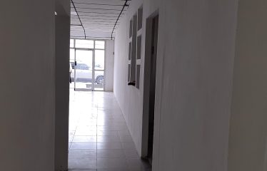 Se arrienda un local comercial en el centro de Esmeraldas, ubicado en la intersección de las calles Bolívar y Mejía. El local tiene una superficie de 189 m² en forma de «L» y cuenta con 2 baños, lo que lo hace ideal para empresas, fundaciones o notarías.
