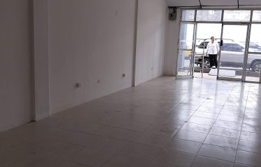 Se arrienda un local comercial en el centro de Esmeraldas, ubicado en la intersección de las calles Bolívar y Mejía. El local tiene una superficie de 189 m² en forma de «L» y cuenta con 2 baños, lo que lo hace ideal para empresas, fundaciones o notarías.