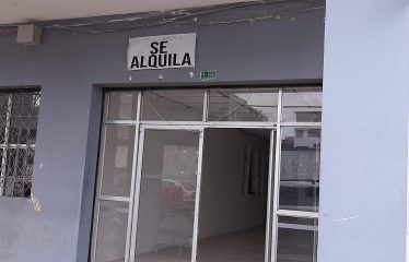 Se arrienda un local comercial en el centro de Esmeraldas, ubicado en la intersección de las calles Bolívar y Mejía. El local tiene una superficie de 189 m² en forma de «L» y cuenta con 2 baños, lo que lo hace ideal para empresas, fundaciones o notarías.