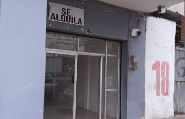 Se arrienda un local comercial en el centro de Esmeraldas, ubicado en la intersección de las calles Bolívar y Mejía. El local tiene una superficie de 189 m² en forma de «L» y cuenta con 2 baños, lo que lo hace ideal para empresas, fundaciones o notarías.