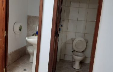 ¡Arrienda en el Corazón de Esmeraldas! 🏢💼🌟 Casa con Local Comercial Grande + 2 Oficinas 🌟