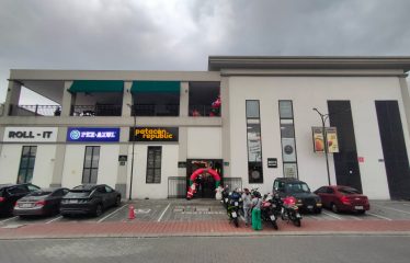 SE ALQUILAN 4 LOCALES EN LA AURORA, 96m2 c/u. más 200m2 de TERRAZA CUBIERTA TIPO ROOFTOP