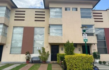 VENDO CASA DE TRES PLANTAS (CONTACTO: 0980052441)