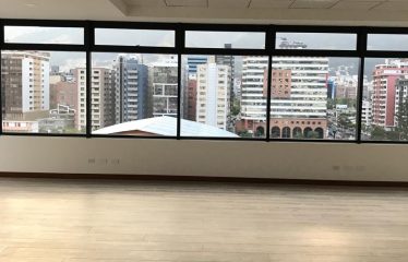 Excelente oficina en edificio de lujo