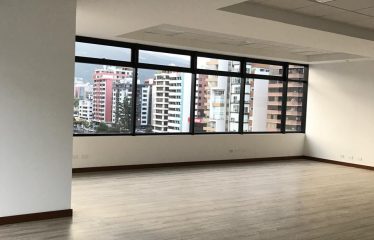 Excelente oficina en edificio de lujo