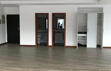 Excelente oficina en edificio de lujo