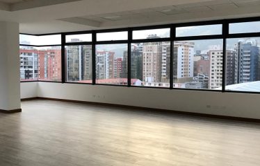 Excelente oficina en edificio de lujo