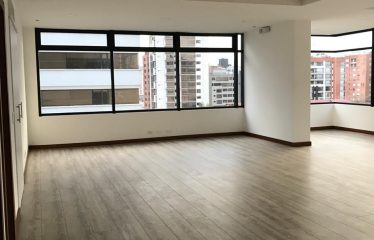 Excelente oficina en edificio de lujo