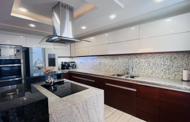 Urdesa Central, Calle 3ra, 405 y Datiles 405, Centro de Guayaquil, Guayaquil, Guayas