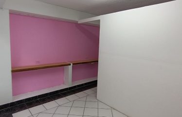 Oficina Comercial de Renta en el Sector de la Colón con todos los Servicios!!!