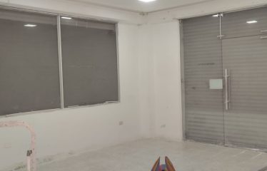 LOCALES COMERCIALES EN ALQUILER – ESQUINA ESTRATÉGICA 🏢 📍 Ubicación: Av. Libertad y Lavayen, Esmeralda