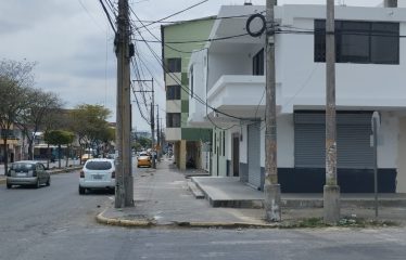 LOCALES COMERCIALES EN ALQUILER – ESQUINA ESTRATÉGICA 🏢 📍 Ubicación: Av. Libertad y Lavayen, Esmeralda