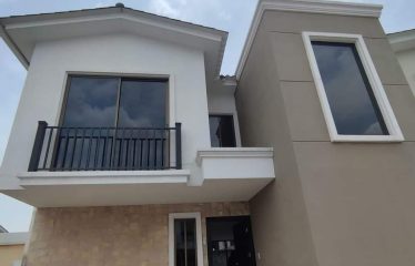 Vendo casa de dos plantas con jacuzzi, en Mallorca Village, Km. 13 vía La Puntilla-Salitre.