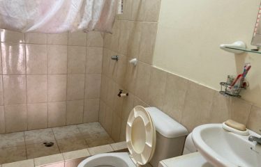 2 Casas en venta construidas en 1 solar grande, en La Libertad, Santa Elena