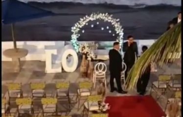 Se vende o se alquila en Salinas al pie de la playa, casa rentera para hospedajes y eventos.