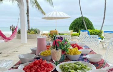 Se vende o se alquila en Salinas al pie de la playa, casa rentera para hospedajes y eventos.