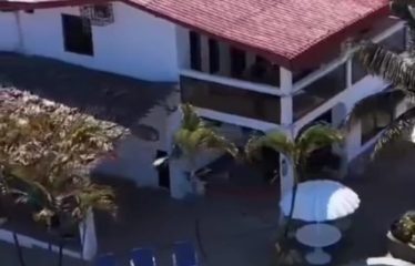 Se vende o se alquila en Salinas al pie de la playa, casa rentera para hospedajes y eventos.