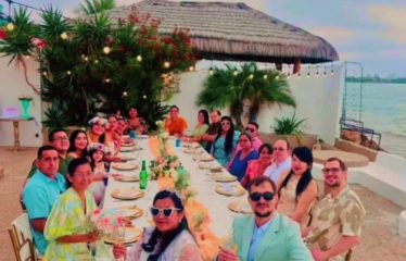 Se vende o se alquila en Salinas al pie de la playa, casa rentera para hospedajes y eventos.