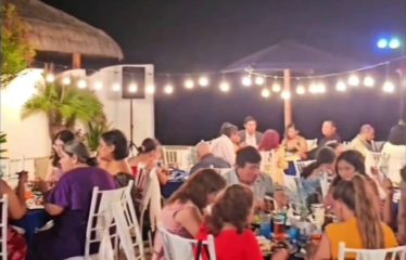 Se vende o se alquila en Salinas al pie de la playa, casa rentera para hospedajes y eventos.