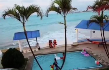 Se vende o se alquila en Salinas al pie de la playa, casa rentera para hospedajes y eventos.