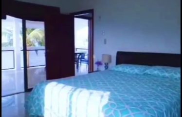 Se vende o se alquila en Salinas al pie de la playa, casa rentera para hospedajes y eventos.