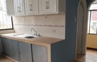 Se vende condominio a desnivel rentero en cdla. Bellavista, en área privada.