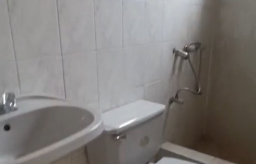 Se vende condominio a desnivel rentero en cdla. Bellavista, en área privada.