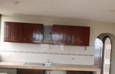 Se vende condominio a desnivel rentero en cdla. Bellavista, en área privada.