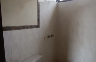 Se vende condominio a desnivel rentero en cdla. Bellavista, en área privada.