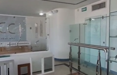 Se vende propiedad de tres pisos en la Av. Juan Tanga Marengo, cerca de Ecotec.